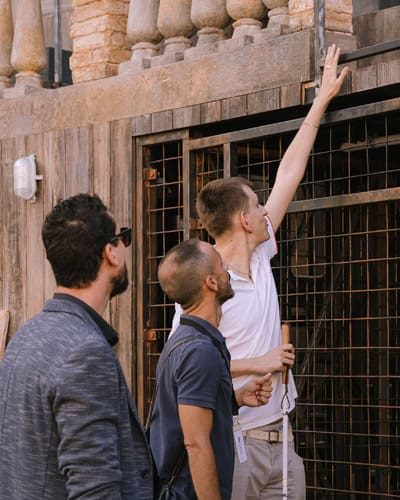 Persone non vedenti esplorano un edificio storico